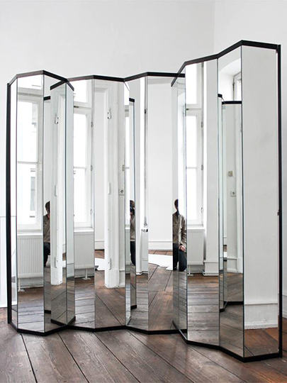 The mirror house (about multiple truths and the real reality of real-time images), '12
